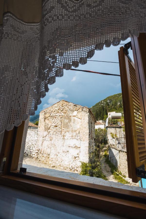 Porta Rum i privatbostad Qeparo